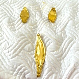 Colleen Kelly, sexy teeny-weeny bikini in gold-just covering up barely anything